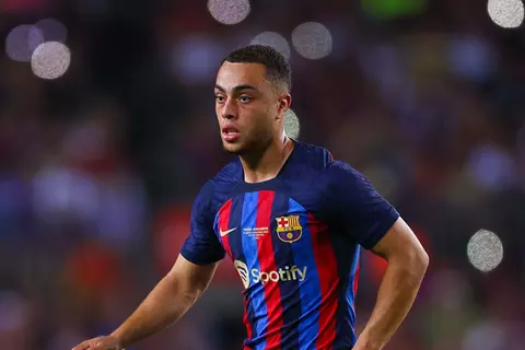 "سأنسجم جيدًا معهم".. ديست يتمنى العودة إلى برشلونة